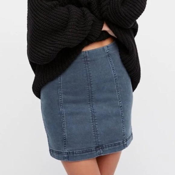 FREE PEOPLE WE THE FREE MODERN FEMME BLUE GRAY DENIM MINISKIRT TRENDY BOHEMIAN - Picture 1 of 8